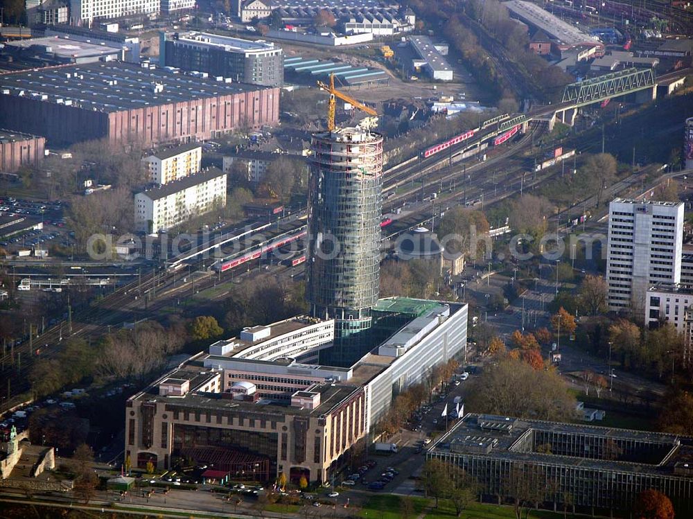 Aerial image Köln - 24.11.2004 Hyatt Regency Köln Das Hyatt Regency Köln ist ein Geschäfts- und Konferenzhotel der Luxuskategorie und befindet sich in bester Lage am Rheinufer, nur 15 Minuten vom Köln / Bonner Flughafen entfernt. Hyatt Regency Köln Kennedy-Ufer 2a 50679 Köln Deutschland Tel: +49 221 828 1234 Fax: +49 221 828 1370 E-mail: cologne@hyatt.de