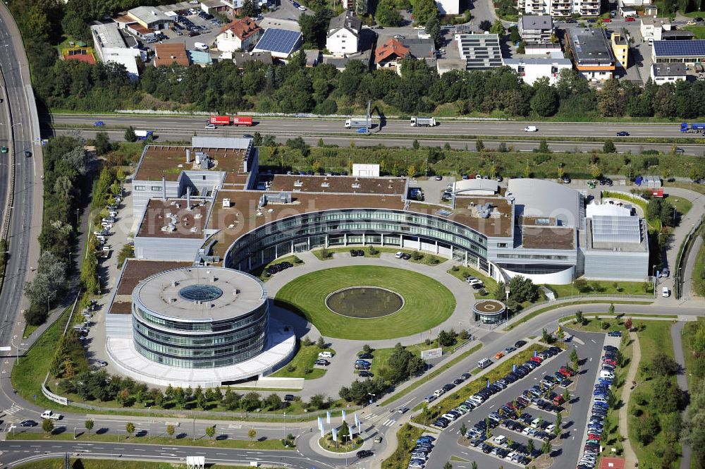 Rüsselsheim from the bird's eye view: Hyndai Motor Europe Technical Center GmbH im Gewerbepark / Business Park Blauer See am Verkehrsknotenpunkt Rüsselsheimer Dreieck im Rhein-Main-Gebiet. Das Büro- und Dienstleistungszentrum ist ein Projekt der HVB Immobilien AG. The industrial park Blauer See in the Rhine-Main region.