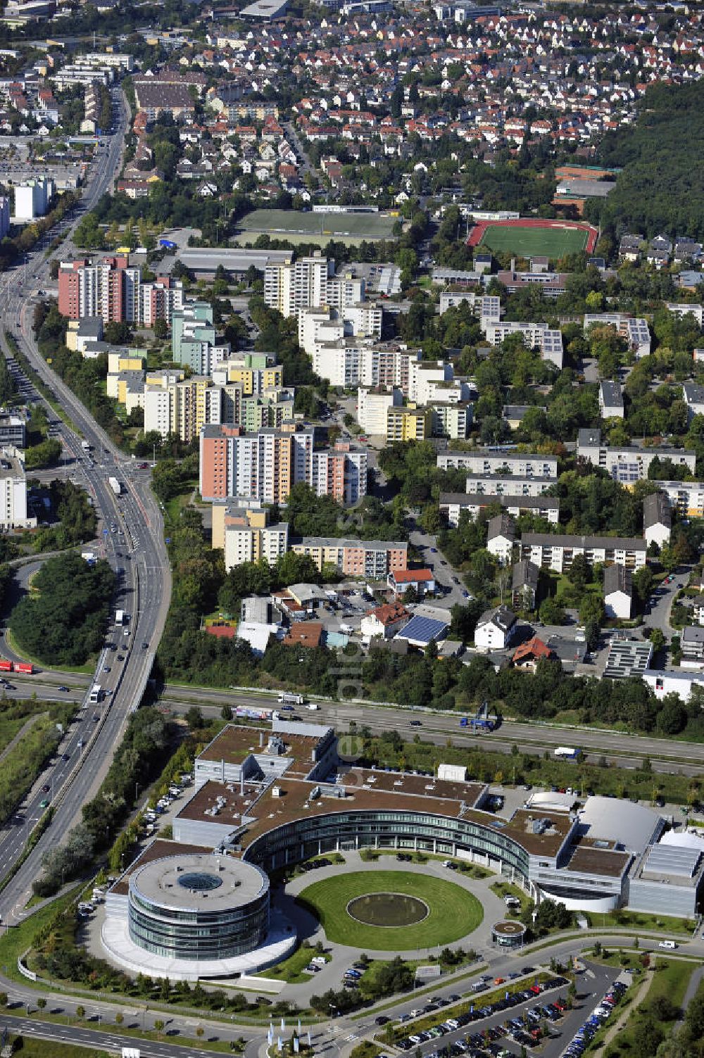 Aerial photograph Rüsselsheim - Hyndai Motor Europe Technical Center GmbH im Gewerbepark / Business Park Blauer See am Verkehrsknotenpunkt Rüsselsheimer Dreieck im Rhein-Main-Gebiet. Das Büro- und Dienstleistungszentrum ist ein Projekt der HVB Immobilien AG. The industrial park Blauer See in the Rhine-Main region.