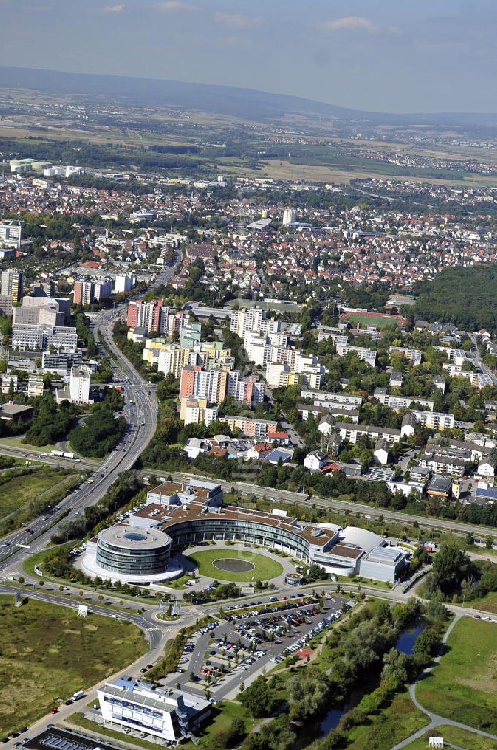 Aerial photograph Rüsselsheim - Hyndai Motor Europe Technical Center GmbH im Gewerbepark / Business Park Blauer See am Verkehrsknotenpunkt Rüsselsheimer Dreieck im Rhein-Main-Gebiet. Das Büro- und Dienstleistungszentrum ist ein Projekt der HVB Immobilien AG. The industrial park Blauer See in the Rhine-Main region.