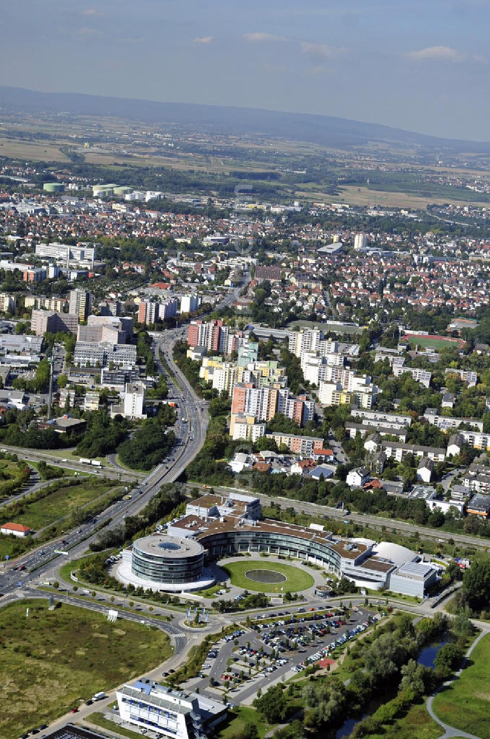 Rüsselsheim from above - Hyndai Motor Europe Technical Center GmbH im Gewerbepark / Business Park Blauer See am Verkehrsknotenpunkt Rüsselsheimer Dreieck im Rhein-Main-Gebiet. Das Büro- und Dienstleistungszentrum ist ein Projekt der HVB Immobilien AG. The industrial park Blauer See in the Rhine-Main region.