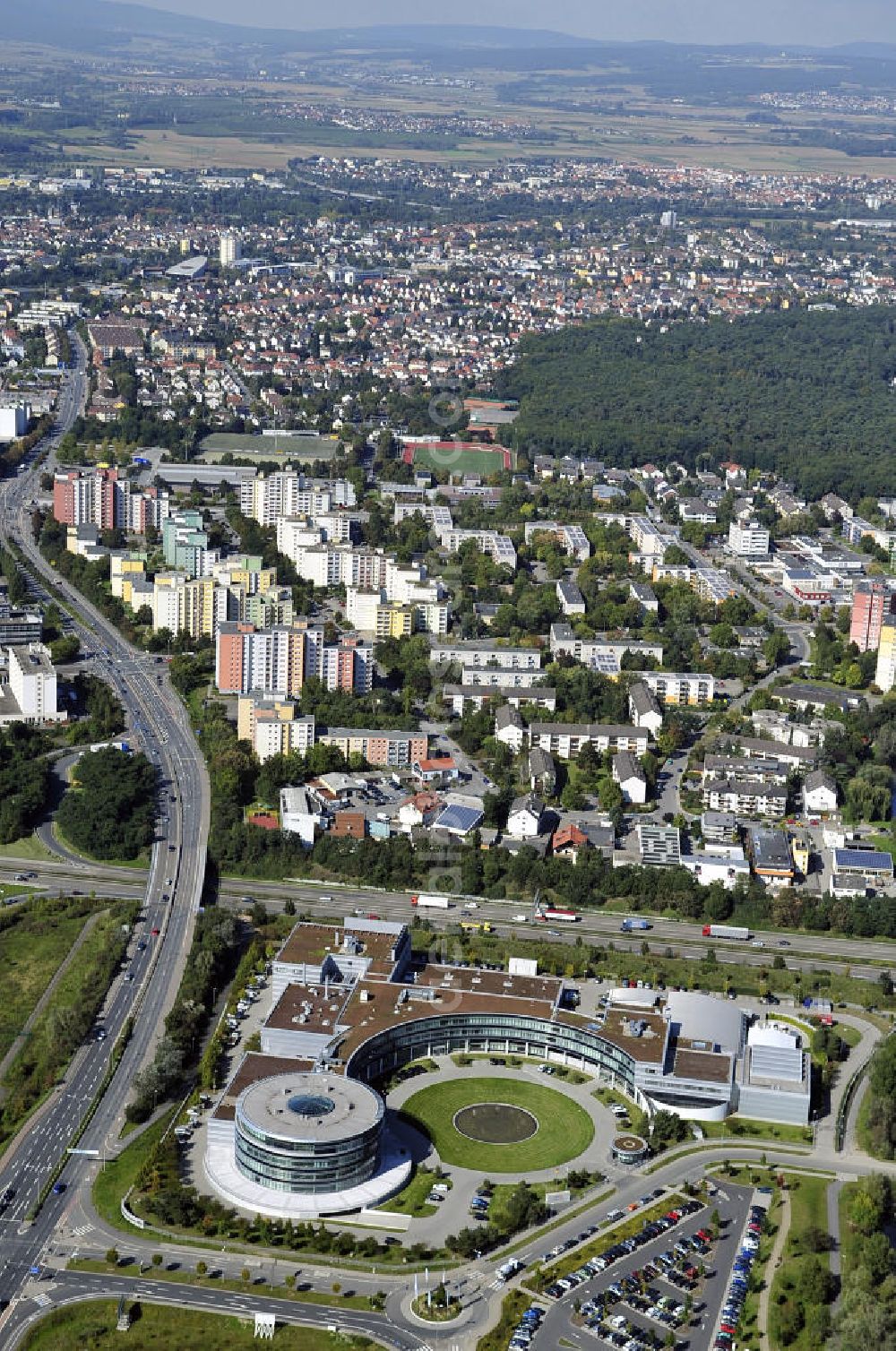 Aerial image Rüsselsheim - Hyndai Motor Europe Technical Center GmbH im Gewerbepark / Business Park Blauer See am Verkehrsknotenpunkt Rüsselsheimer Dreieck im Rhein-Main-Gebiet. Das Büro- und Dienstleistungszentrum ist ein Projekt der HVB Immobilien AG. The industrial park Blauer See in the Rhine-Main region.