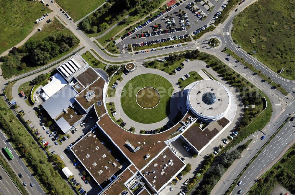 Rüsselsheim from the bird's eye view: Hyndai Motor Europe Technical Center GmbH im Gewerbepark / Business Park Blauer See am Verkehrsknotenpunkt Rüsselsheimer Dreieck im Rhein-Main-Gebiet. Das Büro- und Dienstleistungszentrum ist ein Projekt der HVB Immobilien AG. The industrial park Blauer See in the Rhine-Main region.