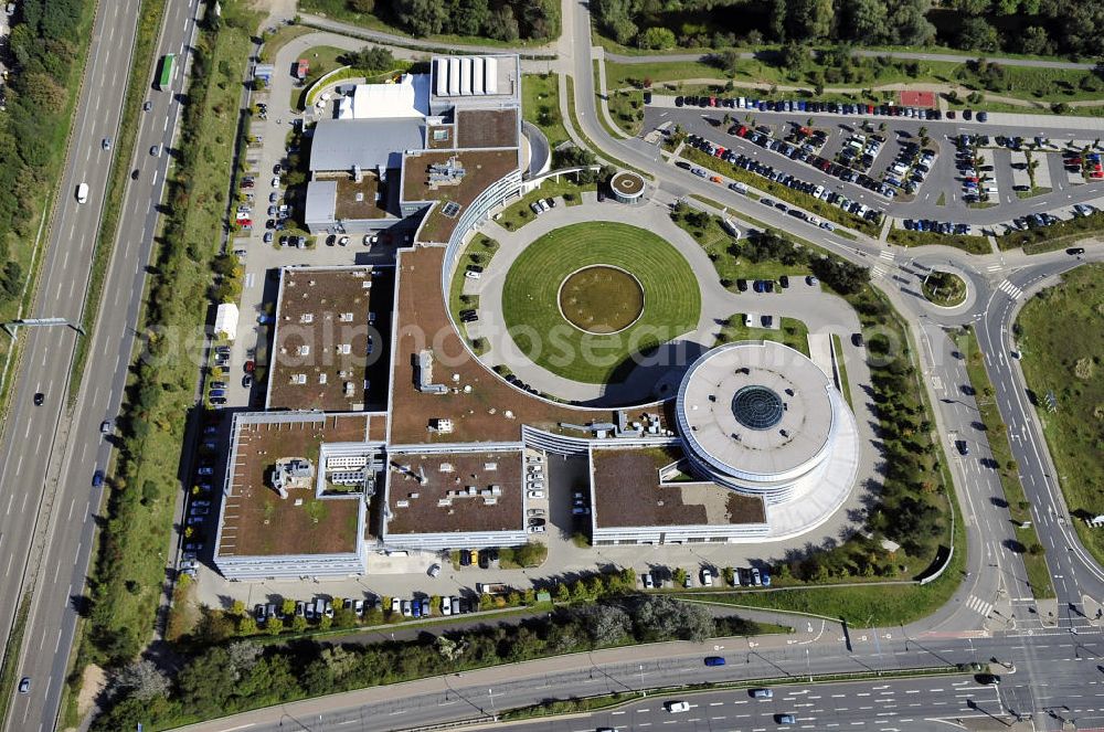 Aerial photograph Rüsselsheim - Hyndai Motor Europe Technical Center GmbH im Gewerbepark / Business Park Blauer See am Verkehrsknotenpunkt Rüsselsheimer Dreieck im Rhein-Main-Gebiet. Das Büro- und Dienstleistungszentrum ist ein Projekt der HVB Immobilien AG. The industrial park Blauer See in the Rhine-Main region.