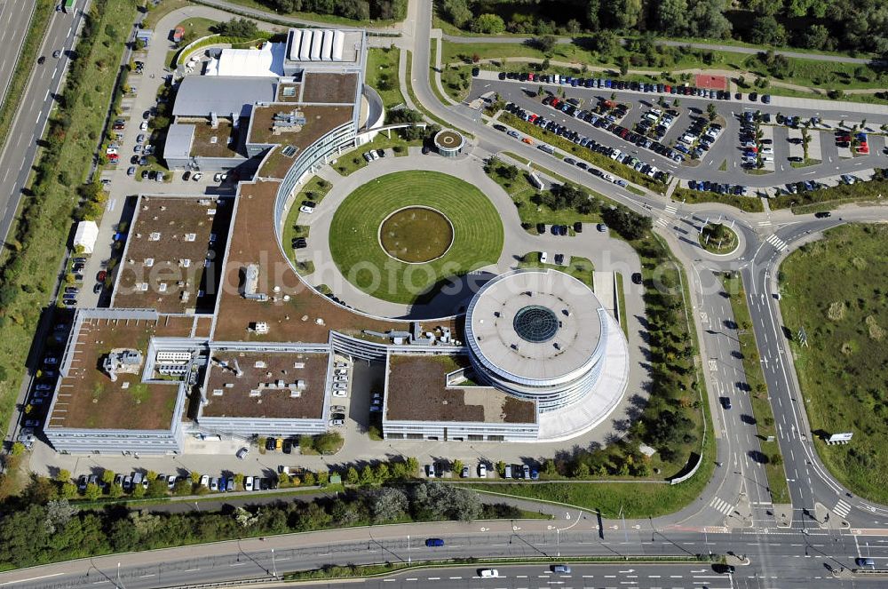 Rüsselsheim from above - Hyndai Motor Europe Technical Center GmbH im Gewerbepark / Business Park Blauer See am Verkehrsknotenpunkt Rüsselsheimer Dreieck im Rhein-Main-Gebiet. Das Büro- und Dienstleistungszentrum ist ein Projekt der HVB Immobilien AG. The industrial park Blauer See in the Rhine-Main region.