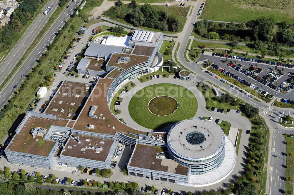 Rüsselsheim from the bird's eye view: Hyndai Motor Europe Technical Center GmbH im Gewerbepark / Business Park Blauer See am Verkehrsknotenpunkt Rüsselsheimer Dreieck im Rhein-Main-Gebiet. Das Büro- und Dienstleistungszentrum ist ein Projekt der HVB Immobilien AG. The industrial park Blauer See in the Rhine-Main region.