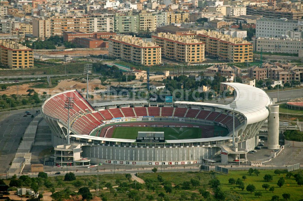 Palma from above - Das Iberostar Estadi (früher Son Moix und ONO Estadi) in Palma de Mallorca. Das Stadion wurde 1999 für die Universiade errichtet und bietet Platz für 23.000 Zuschauer. Es ist die Heimspielstätte des Fußballklubs RCD Mallorca. The Iberostar Estadi (formerly Son Moix and ONO Estadi) in Palma de Mallorca. The stadium was built in 1999 for the Universiade and has a capacity for 23,000 spectators.