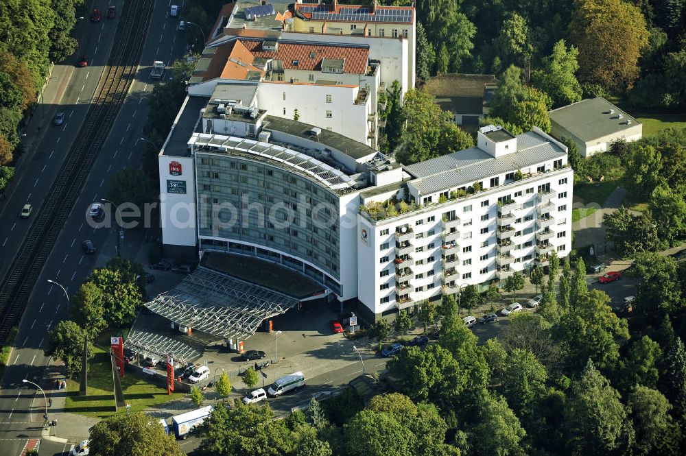 Berlin Friedrichshain from above - Blick auf das Ibis- Hotel in Berlin- Mitte, Prenzlauer Allee zur Ecke Prenzlauer Berg. Das Zwei-Sterne- Hotel entstammt der Accor- Hotelkette und bietet 198 Zimmer. Vor dem Hotel befindet sich eine TOTAL Tankstelle. View at the Ibis hotel in Berlin-Mitte, Prenzlauer Allee to the corner of Prenzlauer Berg. The two-star hotel comes from the Accor hotel chain, offering 198 rooms. In front of the hotel there is a TOTAL gas station.