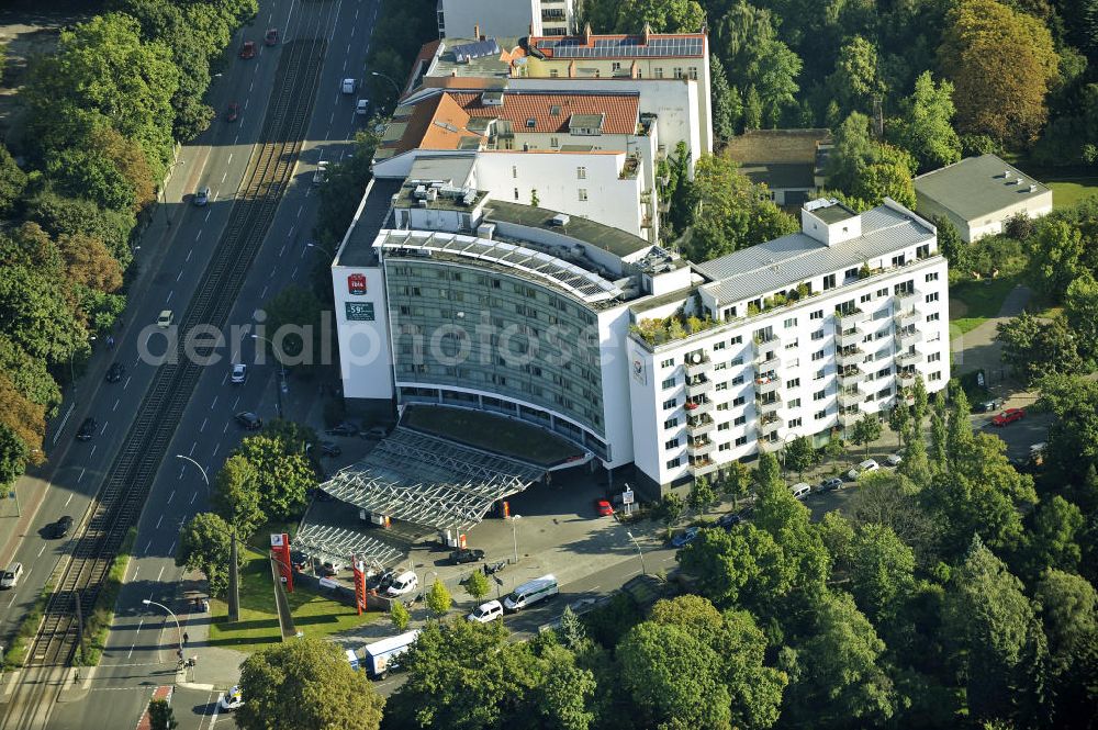 Berlin Friedrichshain from the bird's eye view: Blick auf das Ibis- Hotel in Berlin- Mitte, Prenzlauer Allee zur Ecke Prenzlauer Berg. Das Zwei-Sterne- Hotel entstammt der Accor- Hotelkette und bietet 198 Zimmer. Vor dem Hotel befindet sich eine TOTAL Tankstelle. View at the Ibis hotel in Berlin-Mitte, Prenzlauer Allee to the corner of Prenzlauer Berg. The two-star hotel comes from the Accor hotel chain, offering 198 rooms. In front of the hotel there is a TOTAL gas station.