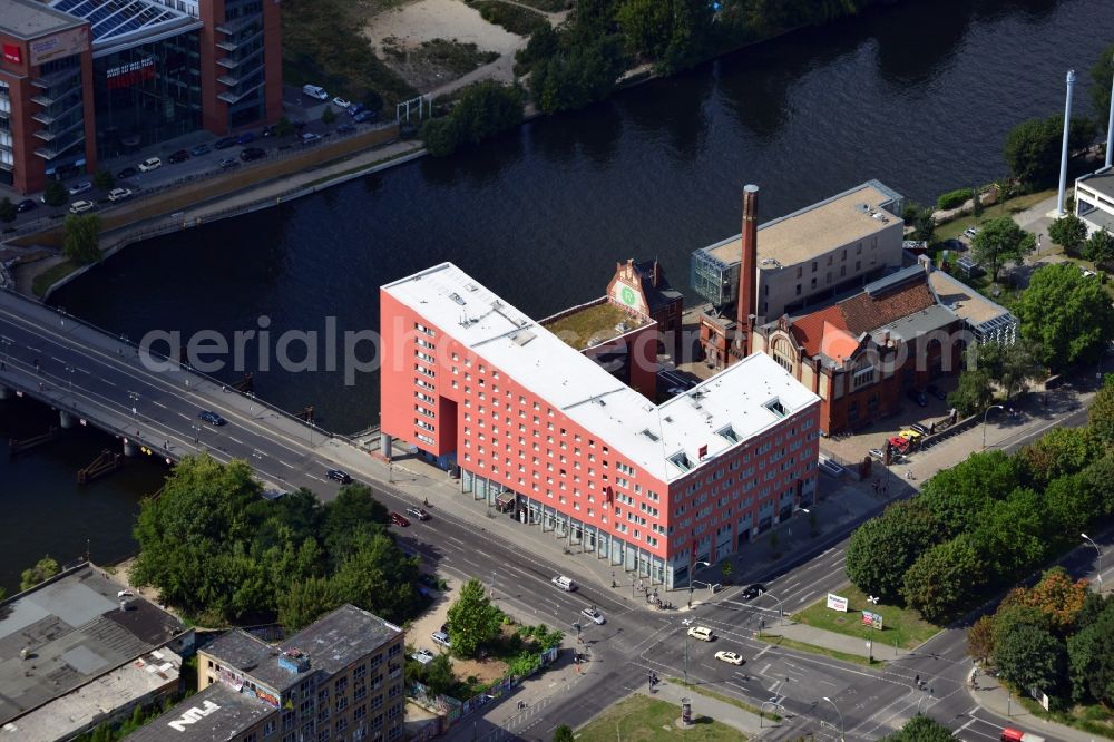 Aerial photograph Berlin - View at the Ibis Hotel Berlin Ostbahnhof, at the corner Schillingbrücke Holzmarktstraße. The Shilling bridge over the Spree