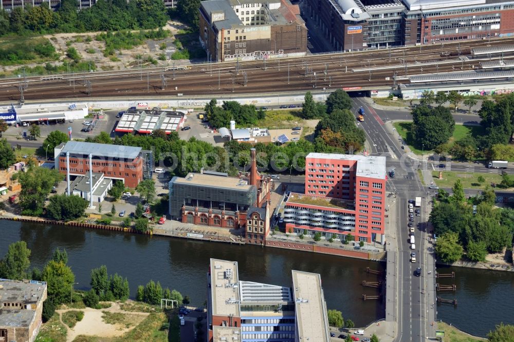 Aerial image Berlin - Look at the Ibis Hotel Berlin Ostbahnhof, at the corner Schillingbrücke Holzmarktstraße. The Shilling bridge over the Spree