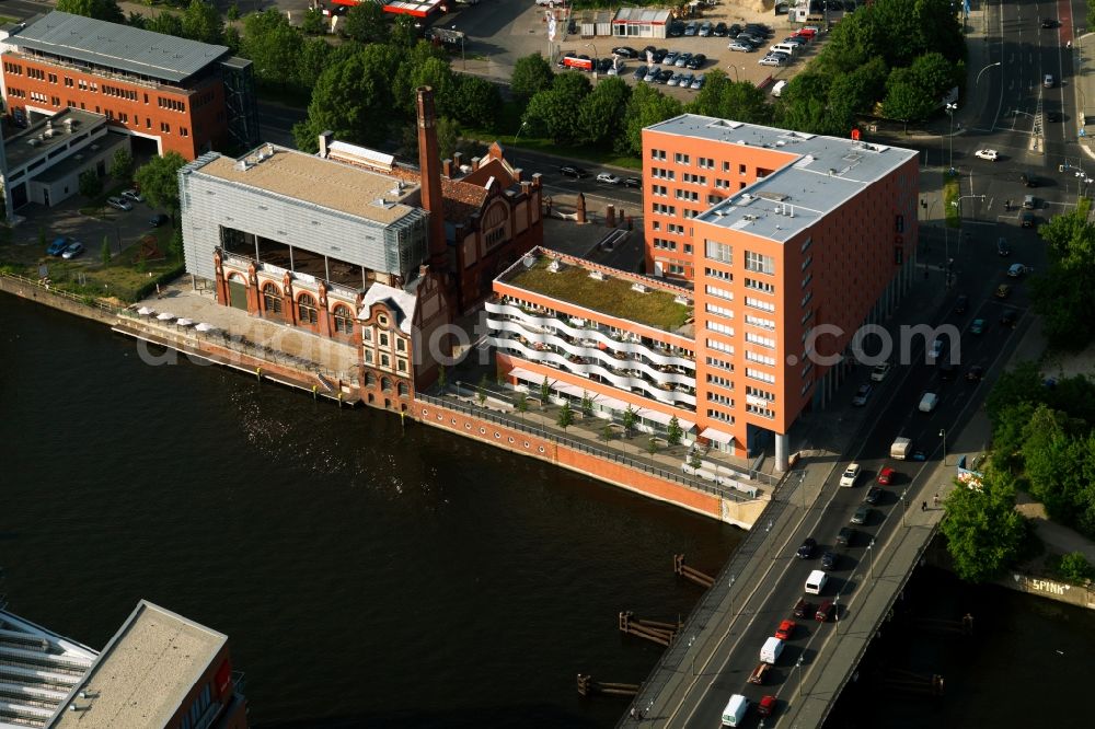 Berlin from the bird's eye view: View at the Ibis Hotel Berlin Ostbahnhof, at the corner Schillingbruecke Holzmarktstrasse. The Shilling bridge over the Spree