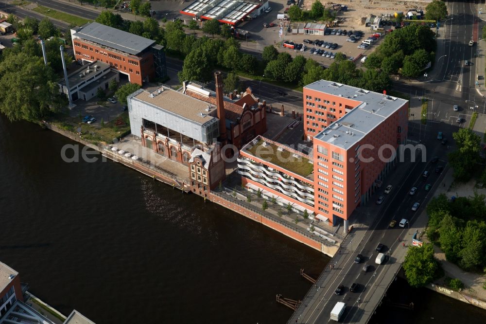 Berlin from the bird's eye view: View at the Ibis Hotel Berlin Ostbahnhof, at the corner Schillingbruecke Holzmarktstrasse. The Shilling bridge over the Spree