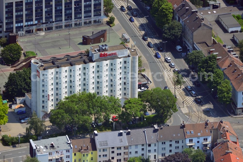 Bochum from the bird's eye view: IBIS Hotel Bochum Central in Bochum in the state of North Rhine-Westphalia. The hotel is located at the main train station at the corner of Universitätsstraße and Ferdinandstraße