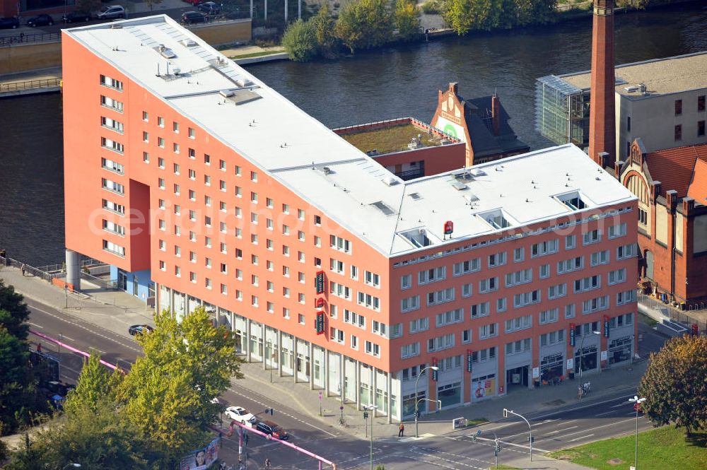 Aerial image Berlin - Das Ibis Hotel an der Schillingbrücke in Berlin Friedrichshain. Es liegt direkt an der Spree. The Ibis Hotel lies close to the Schillingbruecke and the river Spree.