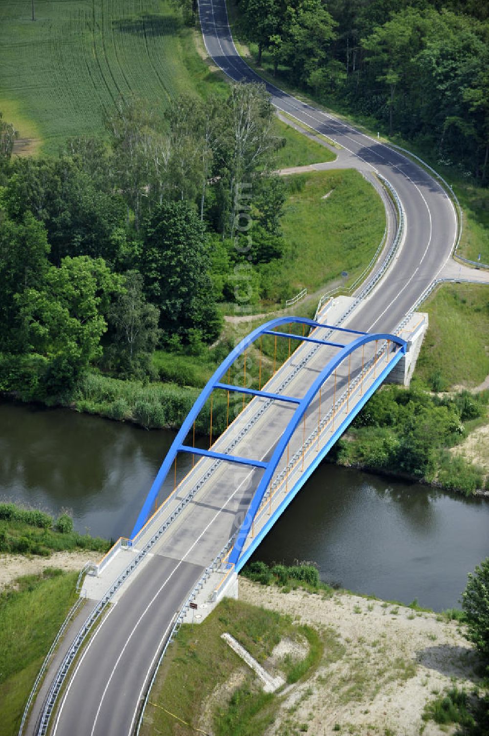 Ihleburg from above - Die Ihleburger Brücke wurde im Jahr 2008 erbaut und überführt den Elbe-Havel-Kanal bei km 343,071. Ein Projekt des WSV: Wasserstraßen-Neubauamt Magdeburg, 39106 Magdeburg, Tel. +49(0)391 535-0, email: wna-magdeburg@wsv.bund.de The bridge Ihleburger Brücke over the Elbe-Havel-Canal.