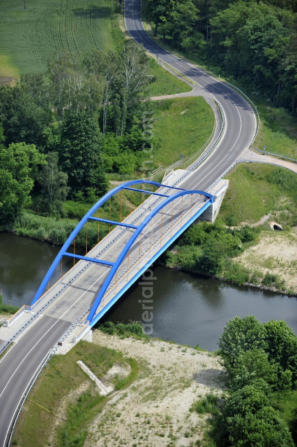 Ihleburg from the bird's eye view: Die Ihleburger Brücke wurde im Jahr 2008 erbaut und überführt den Elbe-Havel-Kanal bei km 343,071. Ein Projekt des WSV: Wasserstraßen-Neubauamt Magdeburg, 39106 Magdeburg, Tel. +49(0)391 535-0, email: wna-magdeburg@wsv.bund.de The bridge Ihleburger Brücke over the Elbe-Havel-Canal.