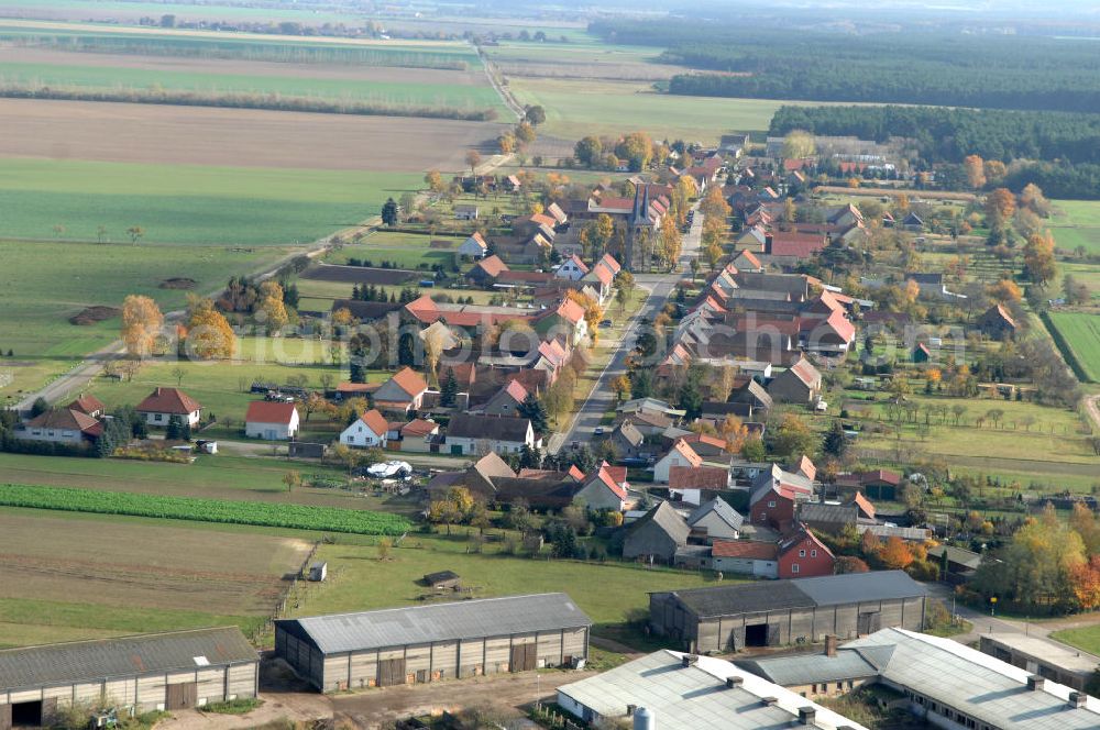 Aerial photograph Ihlow - Blick auf Ihlow im Landkreis Teltow-Fläming in Brandenburg. Der Ort zeigt für diese Region typische Bauerhöfe und große Ackerflächen auf. Die Kirche in der Dorfmitte wurde im 13. Jahrhundert erbaut und hat einen zweispitzigen Kirchturm, der einzigartig im Fläming ist.