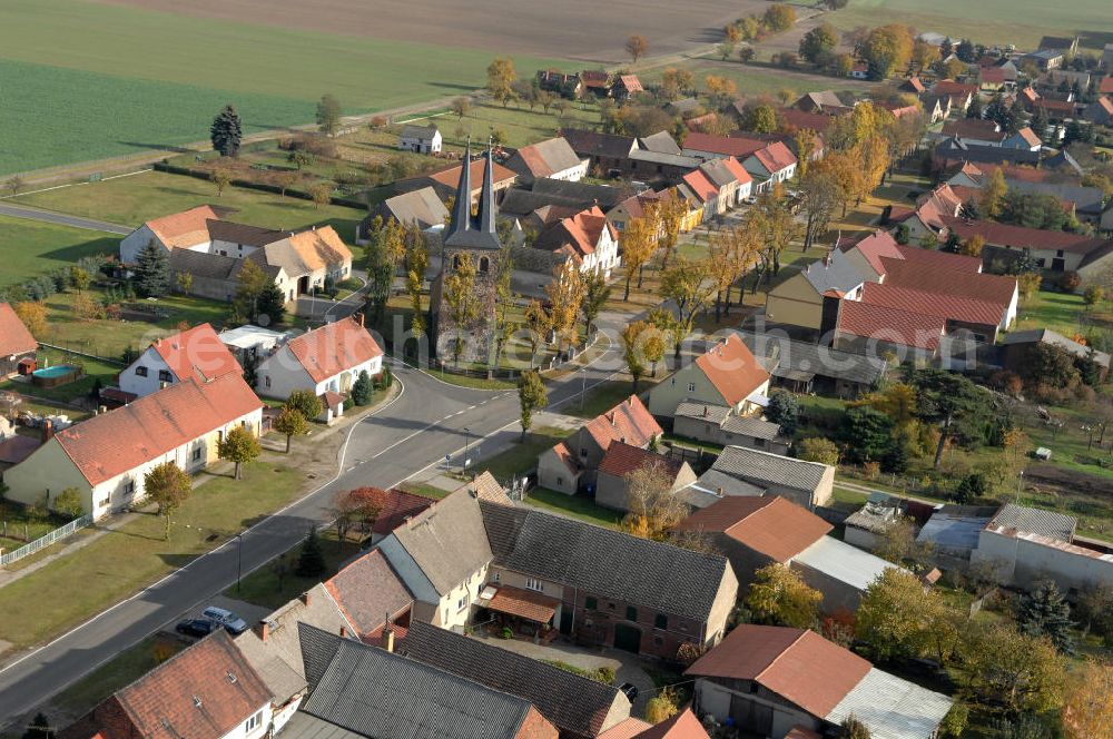 Aerial photograph Ihlow - Blick auf Ihlow im Landkreis Teltow-Fläming in Brandenburg. Der Ort zeigt für diese Region typische Bauerhöfe und große Ackerflächen auf. Die Kirche in der Dorfmitte wurde im 13. Jahrhundert erbaut und hat einen zweispitzigen Kirchturm, der einzigartig im Fläming ist.