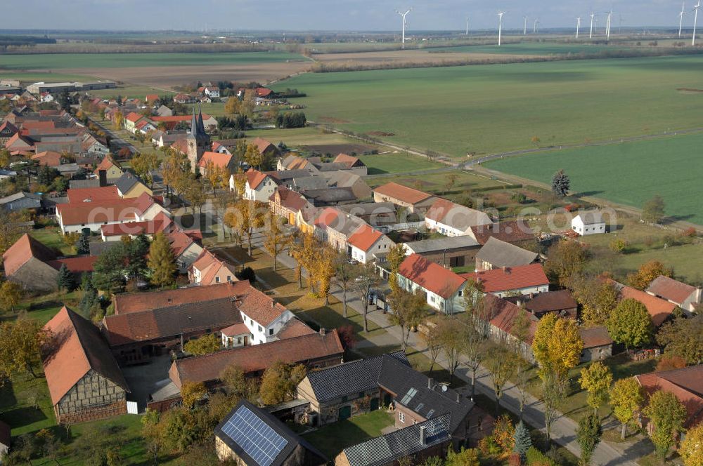 Aerial photograph Ihlow - Blick auf Ihlow im Landkreis Teltow-Fläming in Brandenburg. Der Ort zeigt für diese Region typische Bauerhöfe und große Ackerflächen auf. Die Kirche in der Dorfmitte wurde im 13. Jahrhundert erbaut und hat einen zweispitzigen Kirchturm, der einzigartig im Fläming ist.