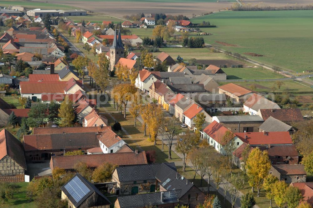 Ihlow from above - Blick auf Ihlow im Landkreis Teltow-Fläming in Brandenburg. Der Ort zeigt für diese Region typische Bauerhöfe und große Ackerflächen auf. Die Kirche in der Dorfmitte wurde im 13. Jahrhundert erbaut und hat einen zweispitzigen Kirchturm, der einzigartig im Fläming ist.