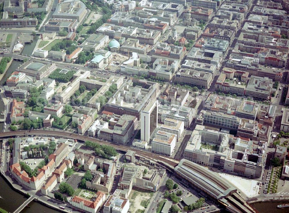 Aerial image Berlin - Mitte - Blick auf das IHZ der WBM-Gruppe am Bahnhof Friedrichstraße in Berlin-Mitte