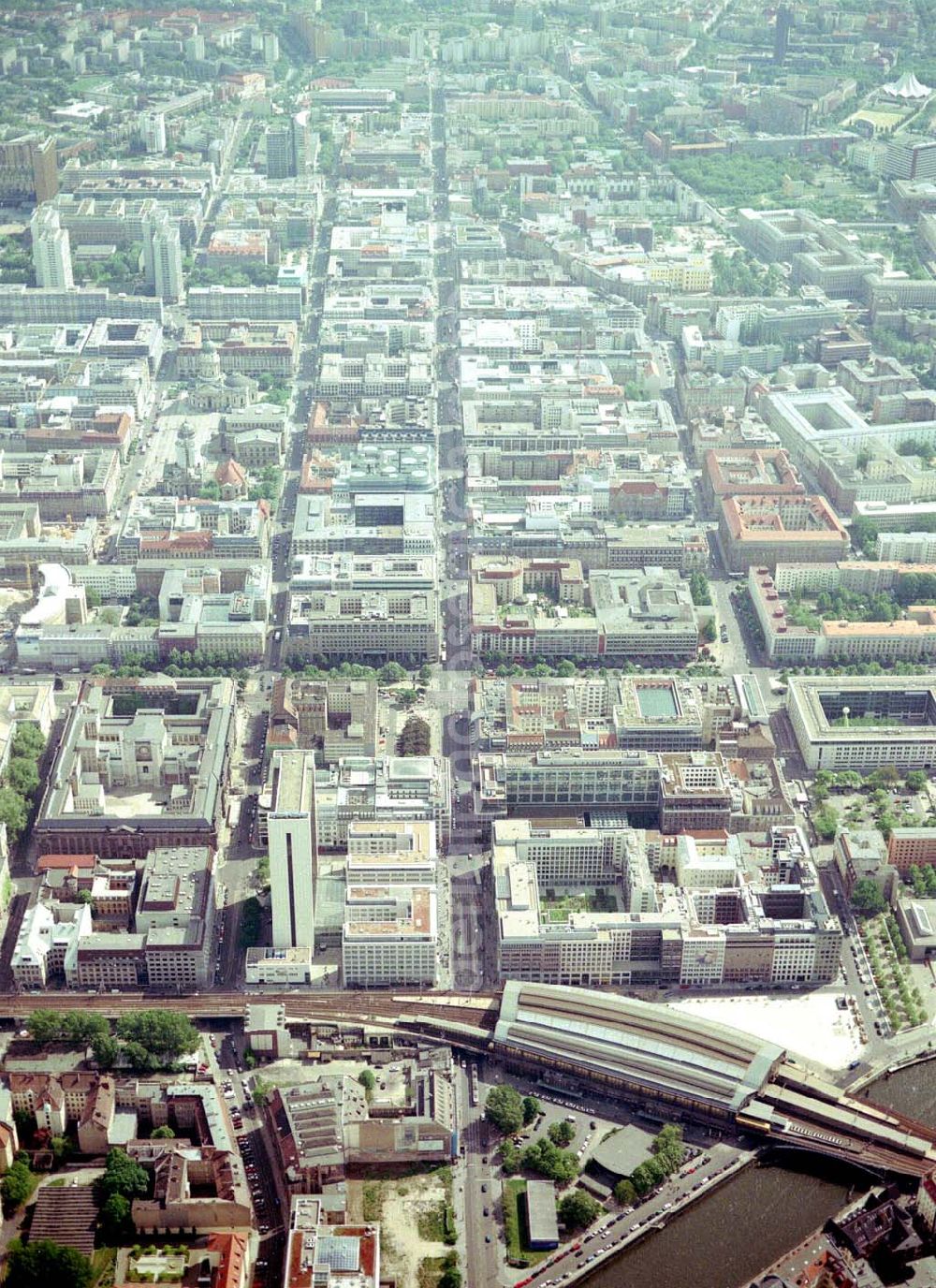 Aerial photograph Berlin - Mitte - Blick auf das IHZ der WBM-Gruppe am Bahnhof Friedrichstraße in Berlin-Mitte