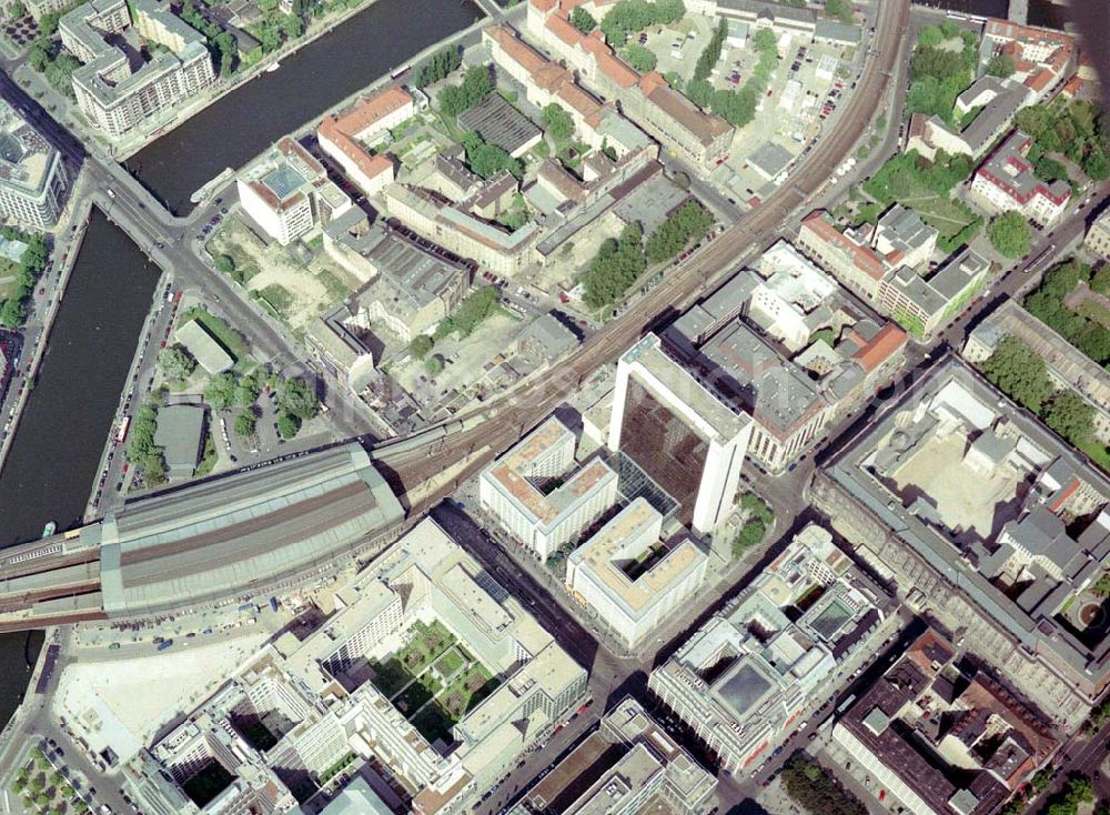 Aerial photograph Berlin - Mitte - Blick auf das IHZ der WBM-Gruppe am Bahnhof Friedrichstraße in Berlin-Mitte