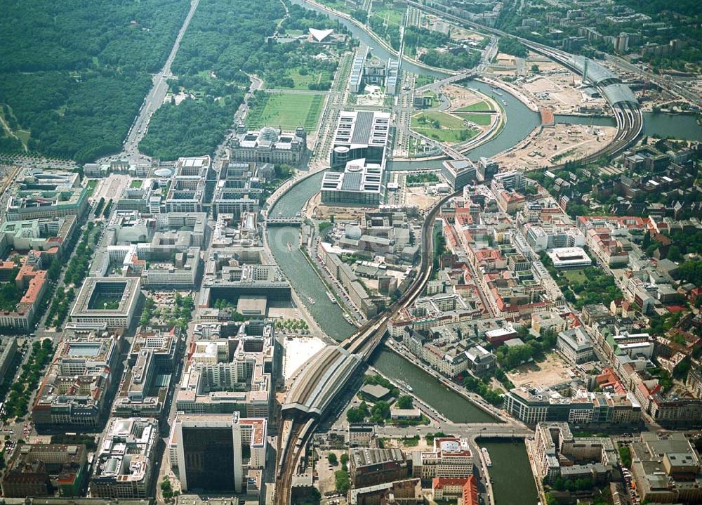 Berlin - Mitte from above - Blick auf das IHZ der WBM-Gruppe am Bahnhof Friedrichstraße in Berlin-Mitte