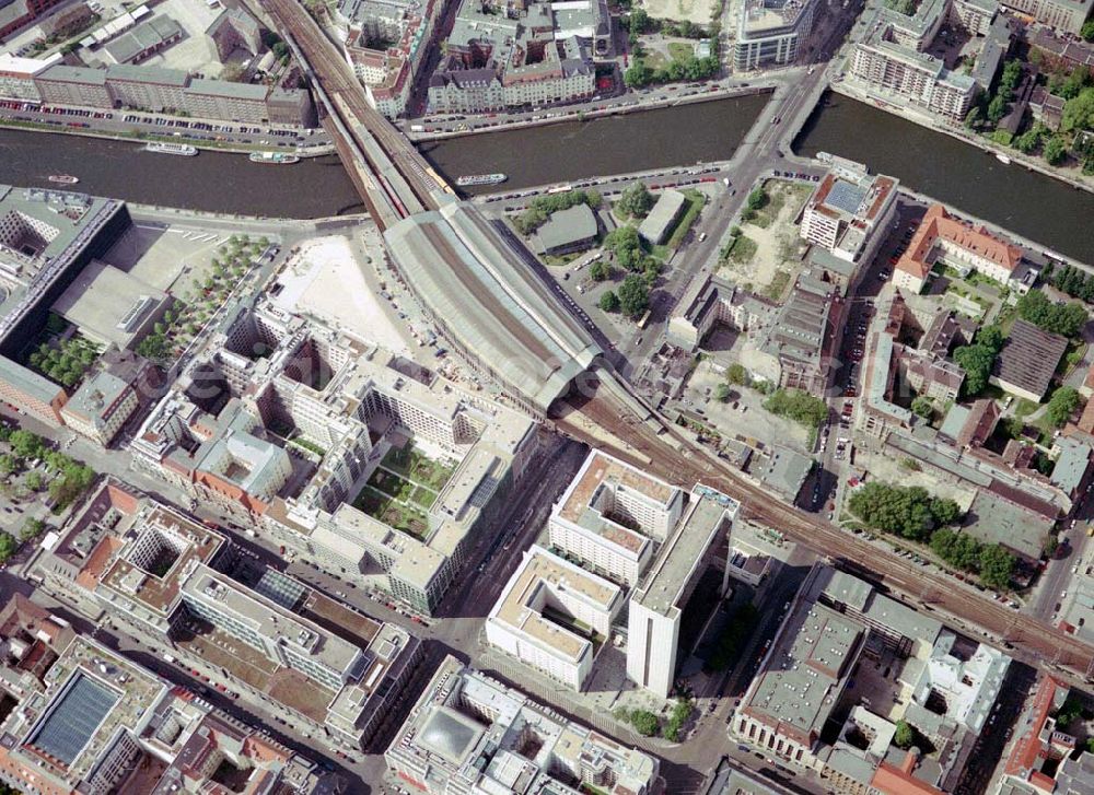 Berlin - Mitte from the bird's eye view: Blick auf das IHZ der WBM-Gruppe am Bahnhof Friedrichstraße in Berlin-Mitte