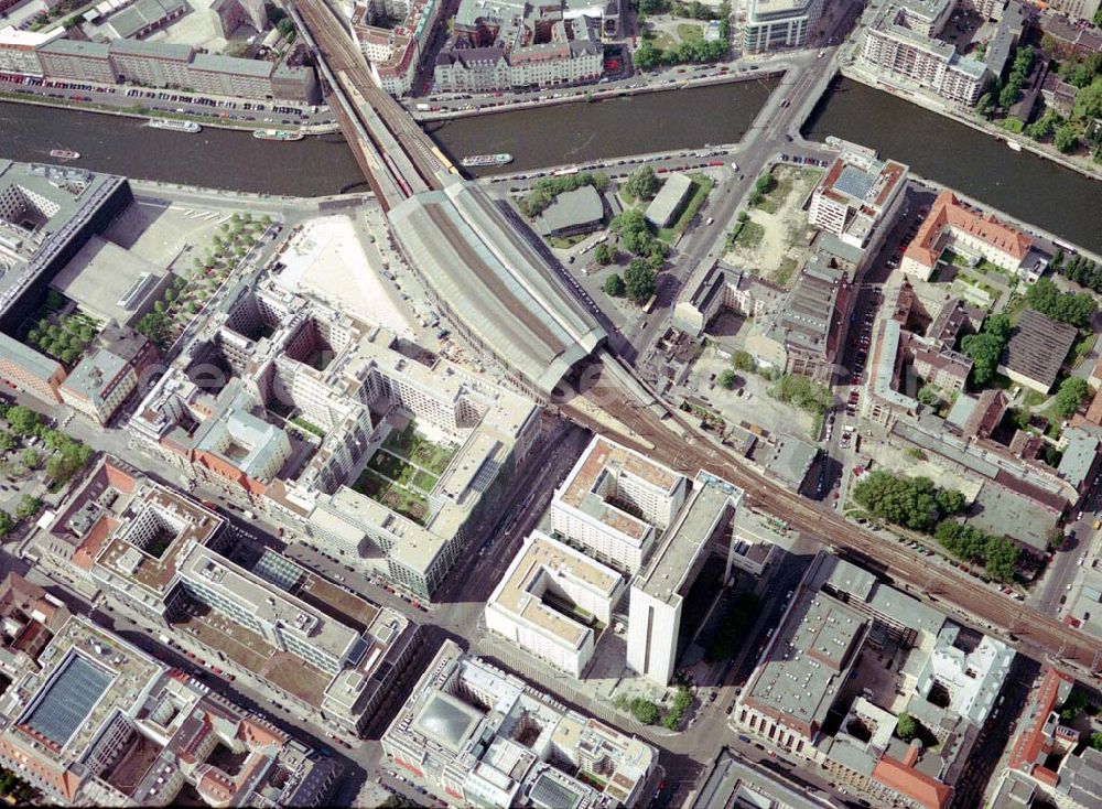 Aerial image Berlin - Mitte - Blick auf das IHZ der WBM-Gruppe am Bahnhof Friedrichstraße in Berlin-Mitte