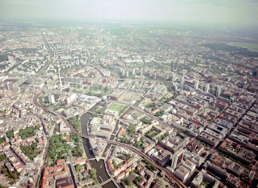 Aerial photograph Berlin - Mitte - Blick auf das IHZ der WBM-Gruppe am Bahnhof Friedrichstraße in Berlin-Mitte