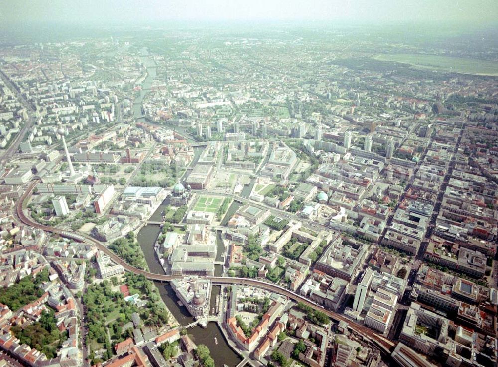 Berlin - Mitte from above - Blick auf das IHZ der WBM-Gruppe am Bahnhof Friedrichstraße in Berlin-Mitte