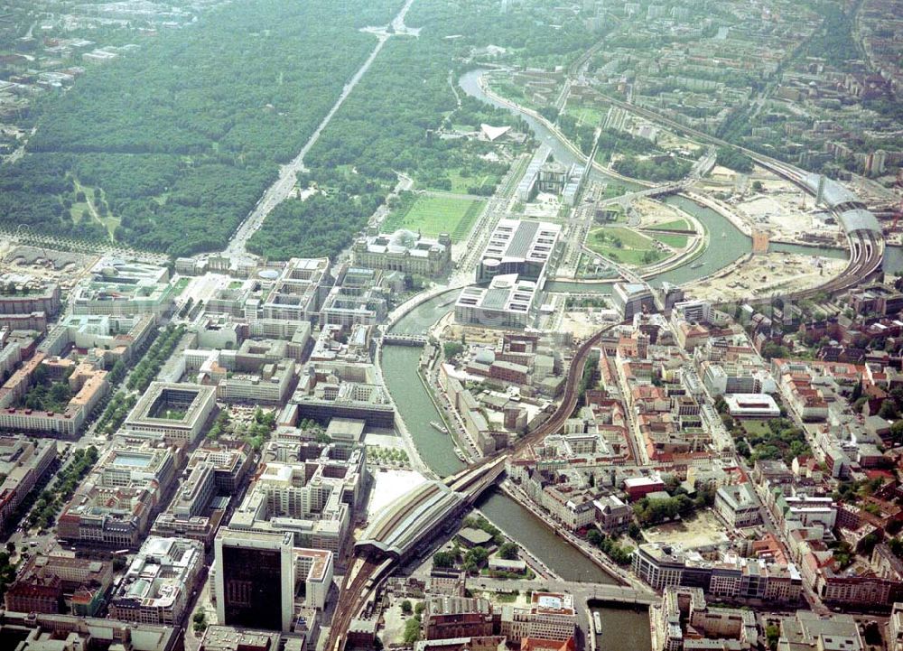 Aerial photograph Berlin - Mitte - Blick auf das IHZ der WBM-Gruppe am Bahnhof Friedrichstraße in Berlin-Mitte