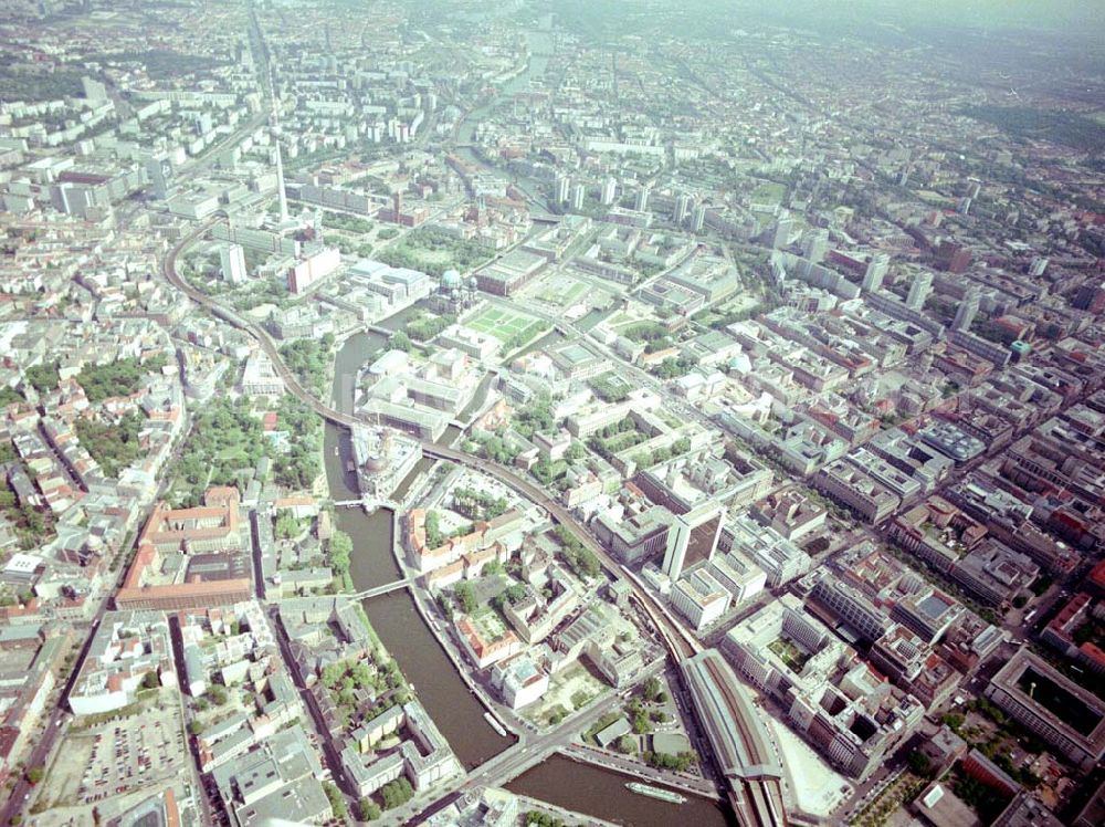 Berlin - Mitte from the bird's eye view: Blick auf das IHZ der WBM-Gruppe am Bahnhof Friedrichstraße in Berlin-Mitte