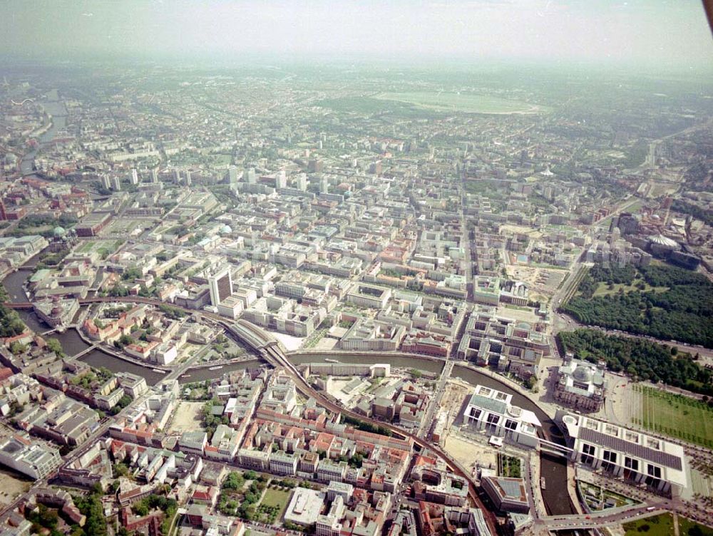 Aerial image Berlin - Mitte - Blick auf das IHZ der WBM-Gruppe am Bahnhof Friedrichstraße in Berlin-Mitte