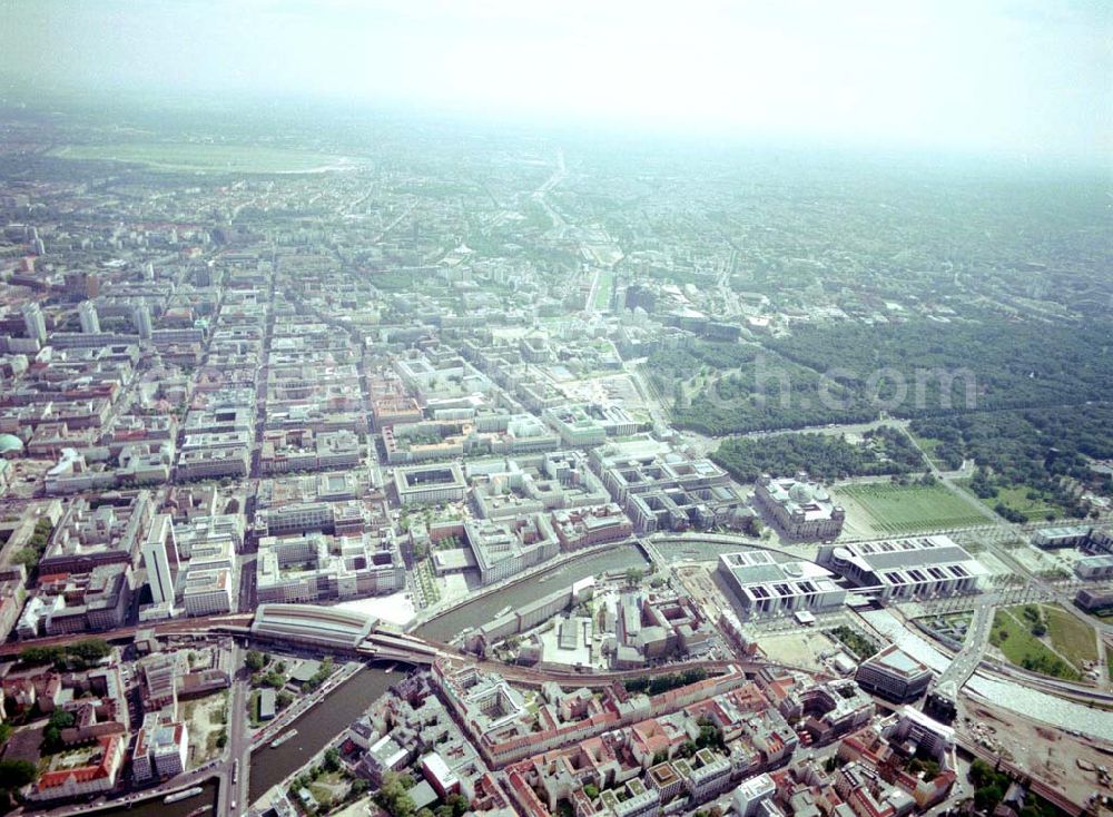 Aerial photograph Berlin - Mitte - Blick auf das IHZ der WBM-Gruppe am Bahnhof Friedrichstraße in Berlin-Mitte