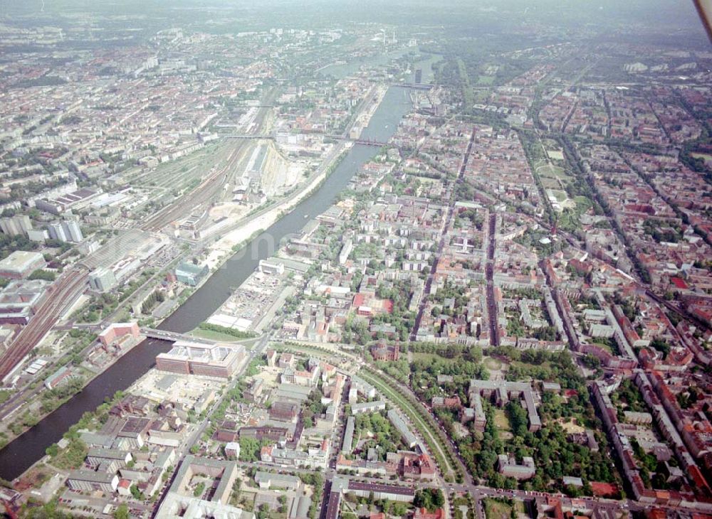 Berlin - Friedrichshain-Kreuzberg from the bird's eye view: Blick auf das Wohngebiet am Mariannenplatz am Bezirksamt Kreuzberg in Berlin Friedrichshain-Kreuzberg.