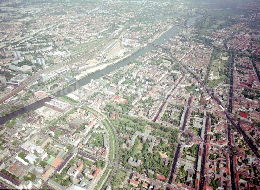 Aerial image Berlin - Friedrichshain-Kreuzberg - Blick auf das Wohngebiet am Mariannenplatz am Bezirksamt Kreuzberg in Berlin Friedrichshain-Kreuzberg.