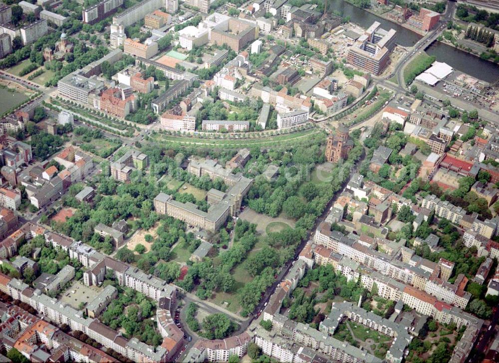 Aerial image Berlin - Friedrichshain-Kreuzberg - Blick auf das Wohngebiet am Mariannenplatz am Bezirksamt Kreuzberg in Berlin Friedrichshain-Kreuzberg.