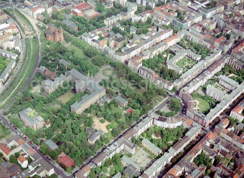 Aerial photograph Berlin - Friedrichshain-Kreuzberg - Blick auf das Wohngebiet am Mariannenplatz am Bezirksamt Kreuzberg in Berlin Friedrichshain-Kreuzberg.