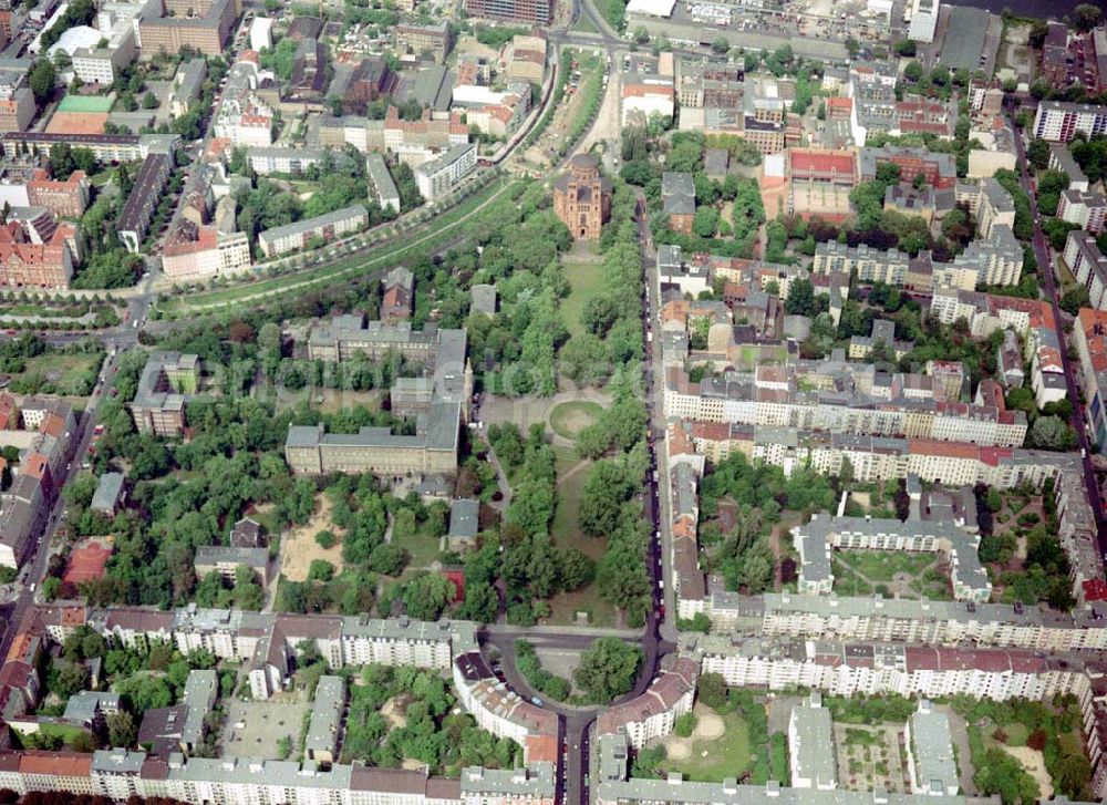 Berlin - Friedrichshain-Kreuzberg from above - Blick auf das Wohngebiet am Mariannenplatz am Bezirksamt Kreuzberg in Berlin Friedrichshain-Kreuzberg.