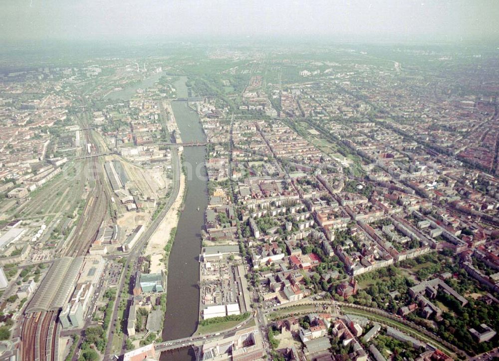 Aerial image Berlin - Friedrichshain-Kreuzberg - Blick auf das Wohngebiet am Mariannenplatz am Bezirksamt Kreuzberg in Berlin Friedrichshain-Kreuzberg.