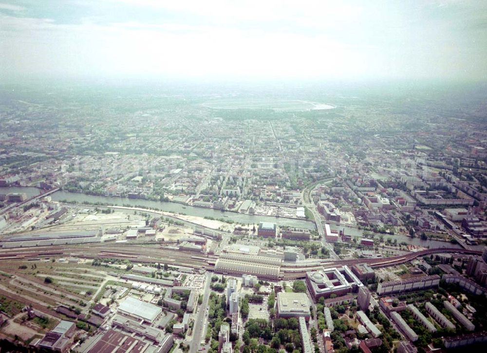 Berlin - Friedrichshain from the bird's eye view: Wohngebiete am Berliner Ostbahnhof - Oberbaumbrücke in Berlin Friedrichshain - Kreuzberg.