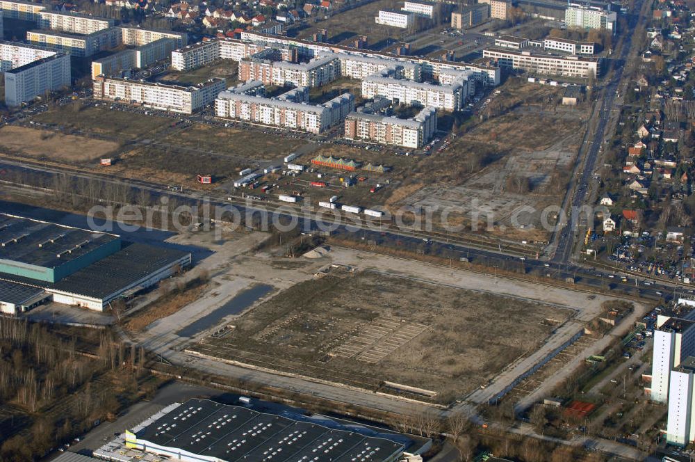 Berlin from above - Blick auf die IKEA-Baufläche an der Landsberger Allee in Berlin Hohenschönhausen. Nach dem Abriß der alten Großhandelslagerhallen aus DDR-Zeiten und Beräumung des Geländes an der Ferdinand-Schulze-Strasse hat IKEA erst einmal weitere Aktivitäten an diesem Standort eingefroren, um die weitere Marktentwicklung beim Umsatz in den bisherigen drei Berliner IKEA-Einrichtungshäusern abzuwarten.