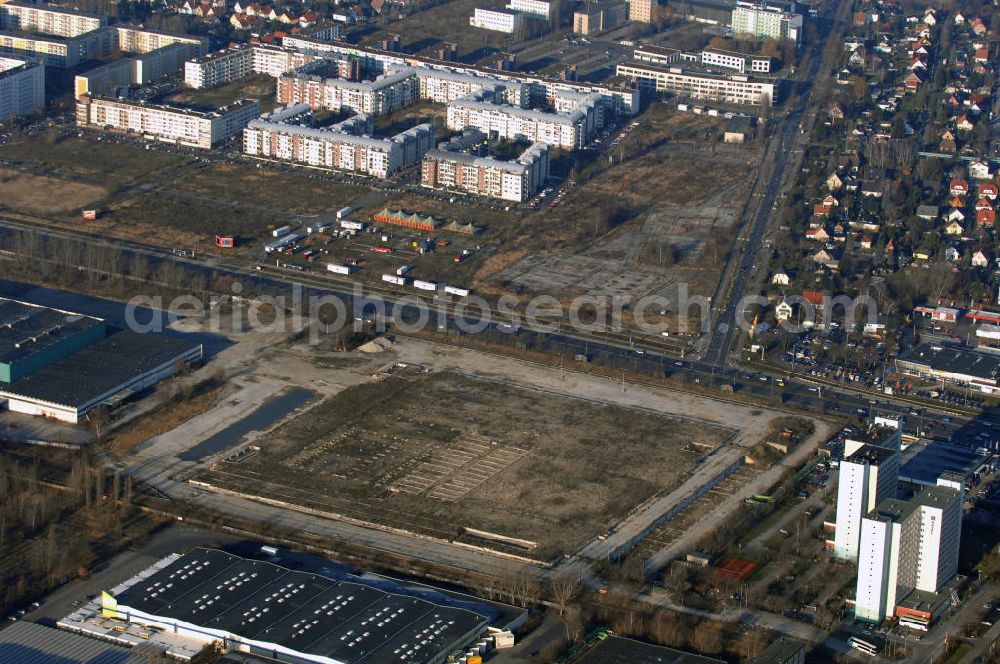 Berlin from the bird's eye view: Blick auf die IKEA-Baufläche an der Landsberger Allee in Berlin Hohenschönhausen. Nach dem Abriß der alten Großhandelslagerhallen aus DDR-Zeiten und Beräumung des Geländes an der Ferdinand-Schulze-Strasse hat IKEA erst einmal weitere Aktivitäten an diesem Standort eingefroren, um die weitere Marktentwicklung beim Umsatz in den bisherigen drei Berliner IKEA-Einrichtungshäusern abzuwarten.