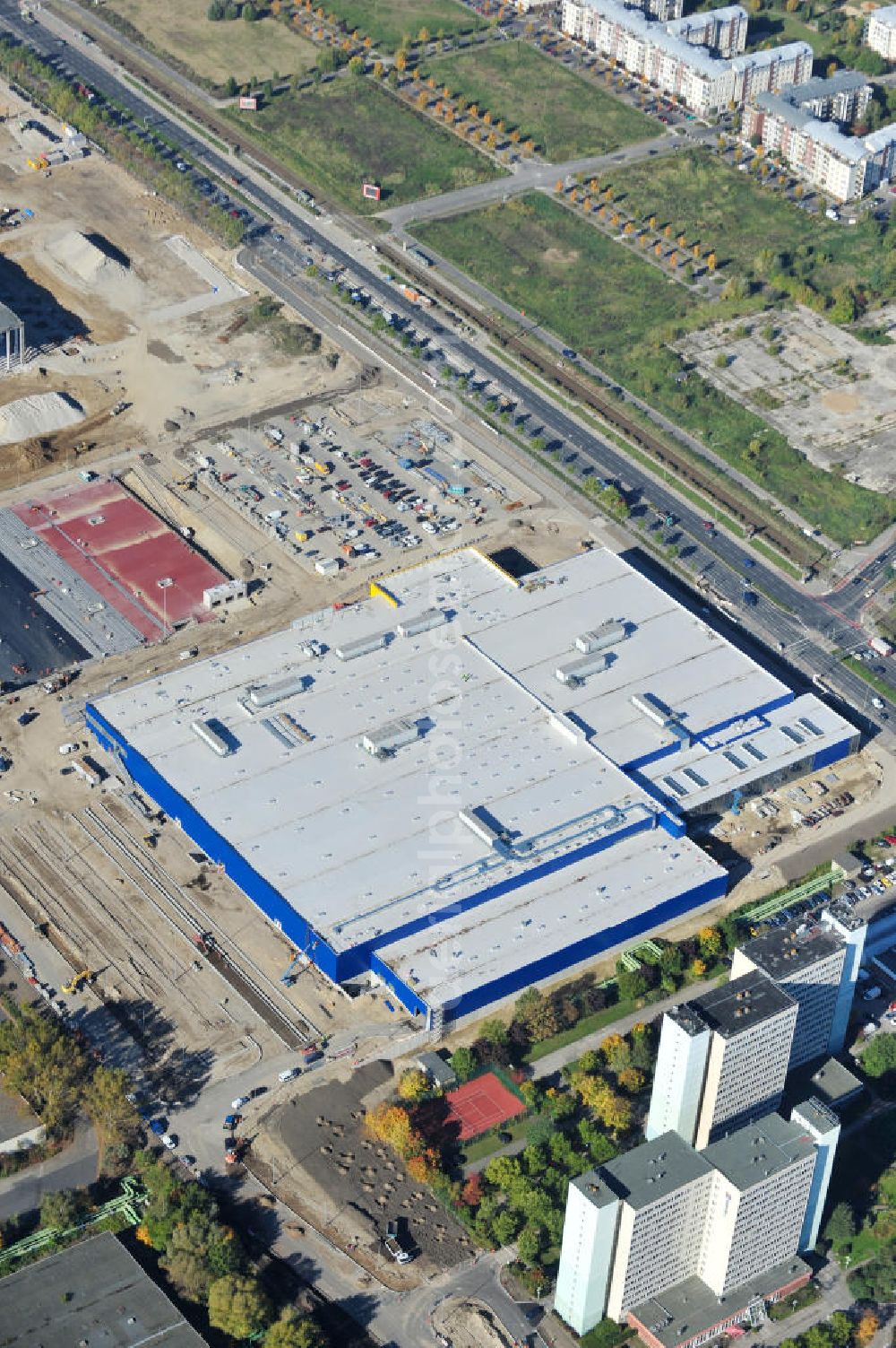 Aerial image Berlin - Blick auf die IKEA Baustelle in Berlin Lichtenberg. Bis zum November diesen Jahres entsteht hier an der Landsberger Allee der zweitgrößte Ikea-Standort in Europa mit 22 000 Quadratmetern und zugleich das dritte Berliner Einrichtungshaus. Eröffnung soll Anfang November 2010 sein. View of the IKEA construction area in Berlin Lichtenberg. It is the third furniture store in Berlin.