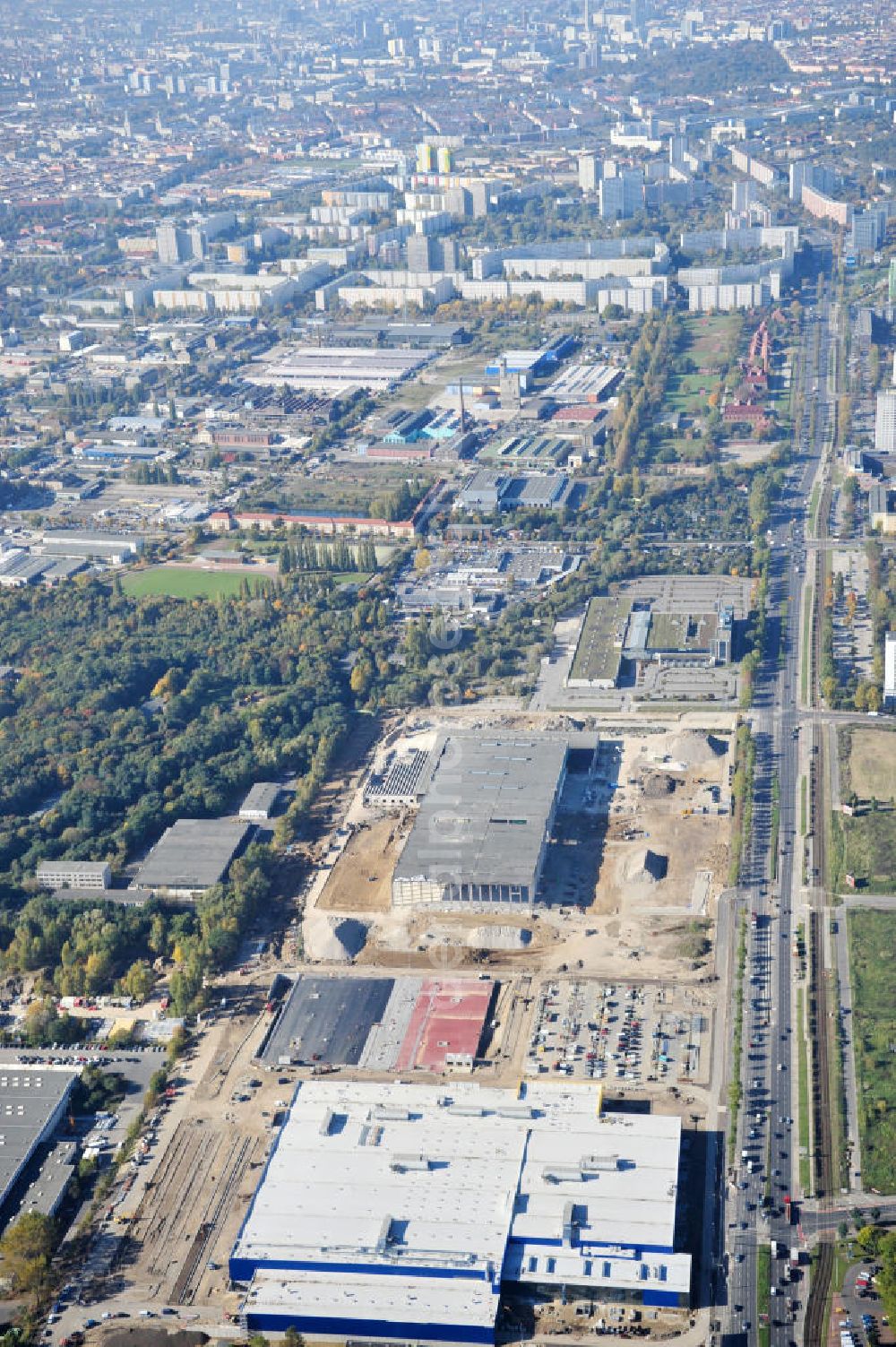 Aerial image Berlin - Blick auf die IKEA Baustelle in Berlin Lichtenberg. Bis zum November diesen Jahres entsteht hier an der Landsberger Allee der zweitgrößte Ikea-Standort in Europa mit 22 000 Quadratmetern und zugleich das dritte Berliner Einrichtungshaus. Eröffnung soll Anfang November 2010 sein. View of the IKEA construction area in Berlin Lichtenberg. It is the third furniture store in Berlin.