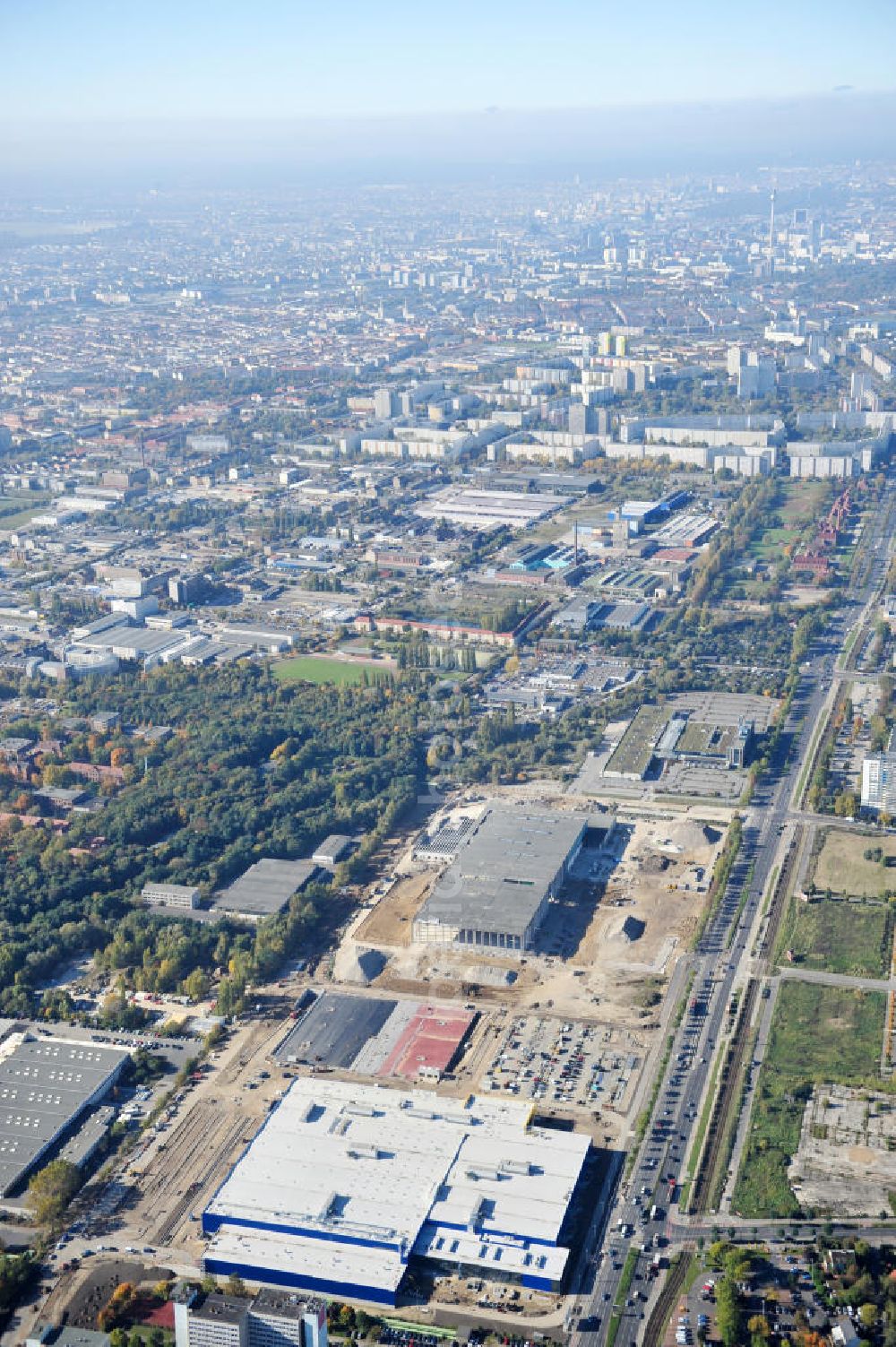 Aerial photograph Berlin - Blick auf die IKEA Baustelle in Berlin Lichtenberg. Bis zum November diesen Jahres entsteht hier an der Landsberger Allee der zweitgrößte Ikea-Standort in Europa mit 22 000 Quadratmetern und zugleich das dritte Berliner Einrichtungshaus. Eröffnung soll Anfang November 2010 sein. View of the IKEA construction area in Berlin Lichtenberg. It is the third furniture store in Berlin.