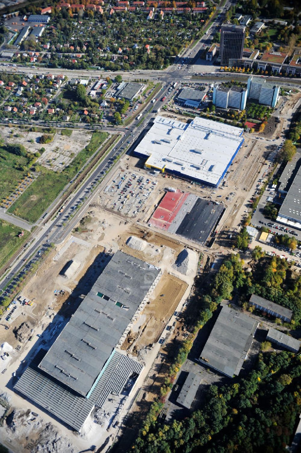 Aerial photograph Berlin - Blick auf die IKEA Baustelle in Berlin Lichtenberg. Bis zum November diesen Jahres entsteht hier an der Landsberger Allee der zweitgrößte Ikea-Standort in Europa mit 22 000 Quadratmetern und zugleich das dritte Berliner Einrichtungshaus. Eröffnung soll Anfang November 2010 sein. View of the IKEA construction area in Berlin Lichtenberg. It is the third furniture store in Berlin.